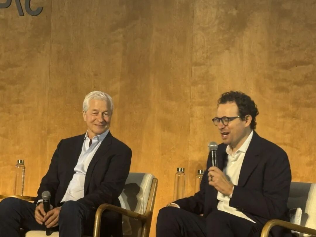 Dario Amodei 与 Jamie Dimon 同台